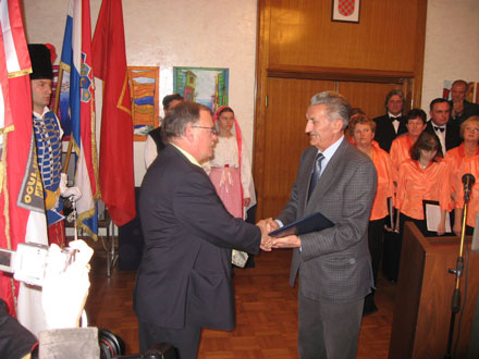 General Stipetić uručuje gradonačelniku Magdiću priznanje predsjednika Republike Mesića 143. ogulinskoj brigadi General Stipetić uručuje gradonačelniku Magdiću priznanje predsjednika Republike Mesića 143. ogulinskoj brigadi