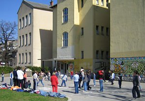 Djeca ispred Osnovne škole Ivane Brlić Mažuranić Djeca ispred Osnovne škole Ivane Brlić Mažuranić