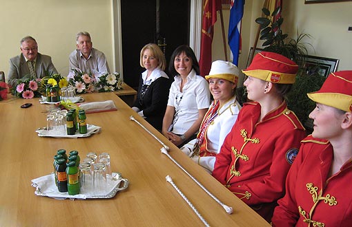 Zahvala i čestitke gradonačelnika Ani Beganović za osvojenu medalju Ogulinske mažoretkinje na prijemu kod gradonačelnika