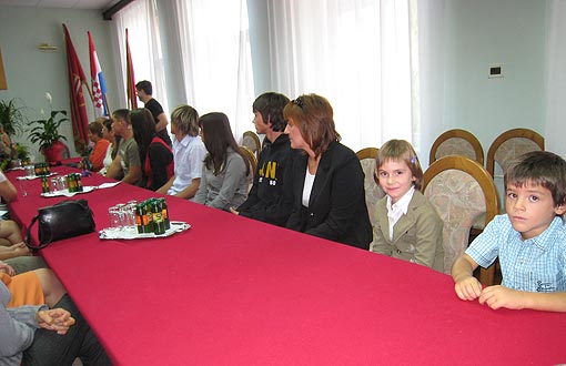 Maleni iz Vrtića "Bistrac" Maleni iz Vrtića "Bistrac" rado su došli u Gradsku vijećnicu