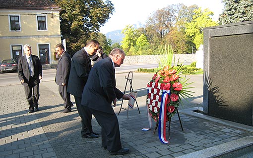 Gradonačelnik Magdić i predsjednik Gradskog vijeća Sabljak Grad Ogulin položio vijenac za Dan neovisnosti
