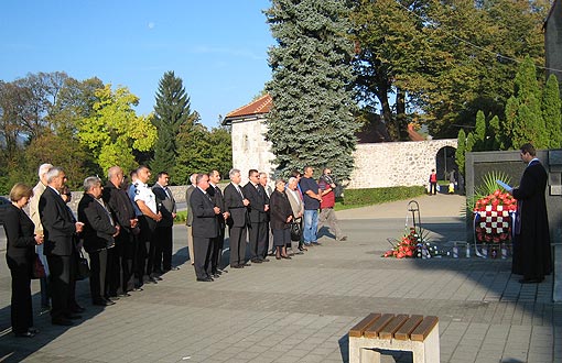 Gradonačelnik Magdić i predsjednik Gradskog vijeća Sabljak Grad Ogulin položio vijenac za Dan neovisnosti