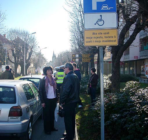 Ako ste uzeli moje mjesto, hoćete li uzeti i moju invalidnost? Vozilo zdrave osobe parkirano na mjestu za osobe s invaliditetom