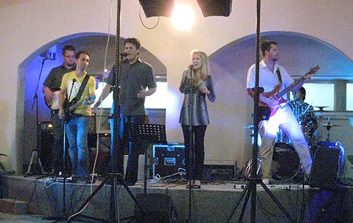Ogulinski glazbeni bend "The speen" Reviju Ive Magdić uveličao su i ogulinski glazbeni bend "The speen"