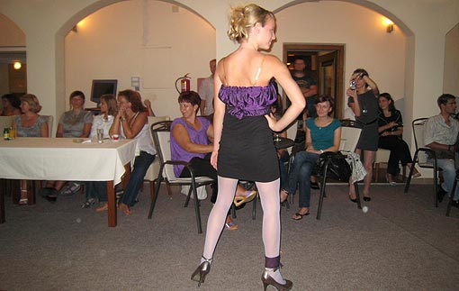 Revija modela Ive Magdić Jedna od manekenki nosi modele koje je kreirala i sašila Iva Magdić
