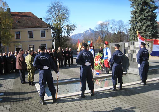 Polaganje vijenaca i paljenje svijeća na Trgu hrvatskih rodoljuba Svečano obilježavanje 18. obljetnice osnutka ogulinske 143. brigade Hrvatske vojske
