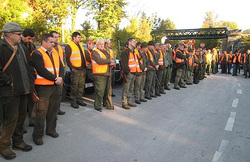 Lovci pomno prate upute prije odlaska u lov Otvorenje lovne sezone 2009./2010.