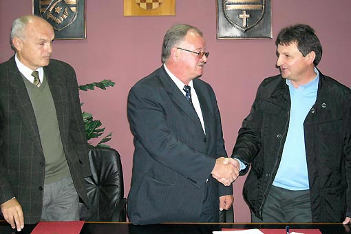 Čestitke nakon potpisivanja Potpisan ugovor o kupoprodaji nekretnine u Poduzetničkoj zoni Ogulin