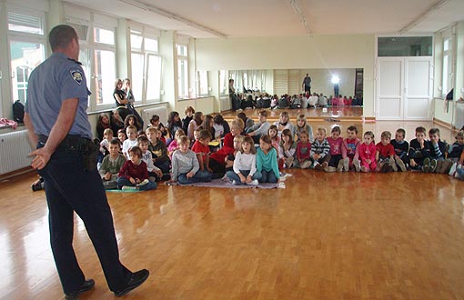 Zabavne radionice kao nastavak predavanja MUP-a o sigurnosti u prometu Zabavne radionice kao nastavak predavanja MUP-a o sigurnosti u prometu