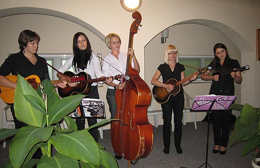 Tamburašice KUD-a Sv. Juraj Zagorje Ogulinsko Promocija novog CD-a u atriju hotela Frankopan