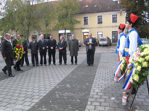 Polaganje vijenaca i paljene svijeća u povodu blagdana Svih Svetih i Dušnog Dana Polaganje vijenaca i paljene svijeća u povodu blagdana Svih Svetih i Dušnog Dana