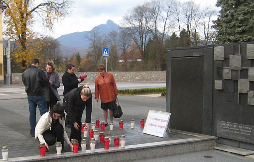 Gimnazijalci zapalili svijeće ispred spomenika na Trgu hrvatskih rodoljuba Dan sjećanja na tragediju Vukovara