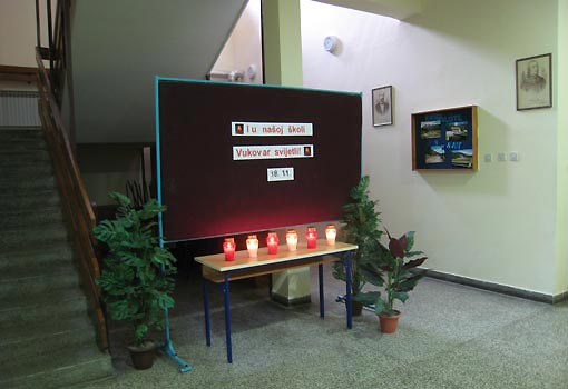 Sjećanje na Vukovar - pano u Gimnaziji Bernardina Frankopana Ogulin Dan sjećanja na tragediju Vukovara