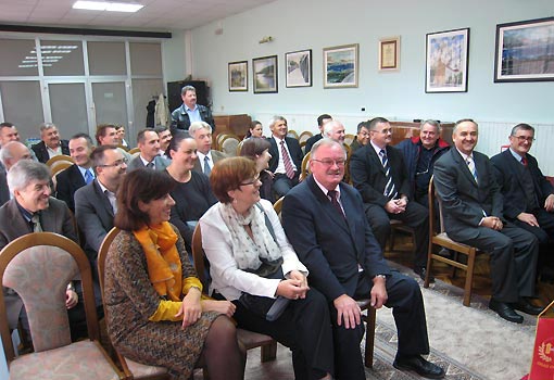 Nazočni u Gradskoj vijećnici prilikom potpisivanja Ugovora i Povelje Svečano položen kamen temeljac za izgradnju stambeno – poslovne zgrade