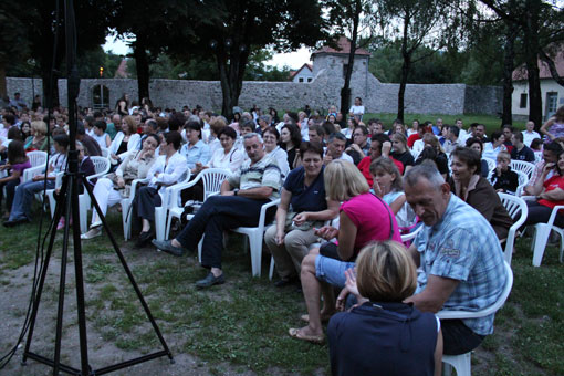 Glumačka   družina Histrioni izvela predstavu "Djeca sa CCN-a"