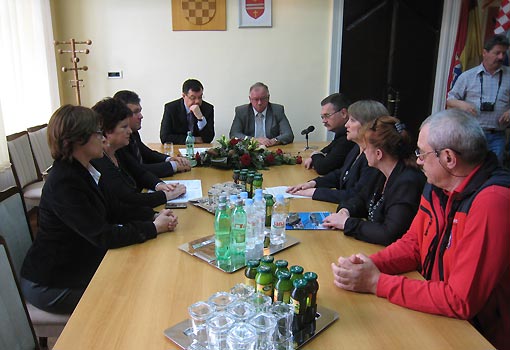 ministar-turizma-u-ogulinu-potpisao-ugovor-s-hgss-om-o-sufinanciranju