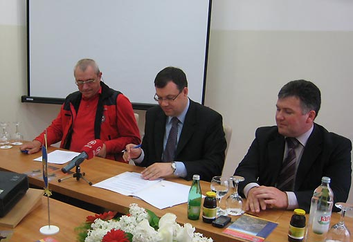 ministar-turizma-u-ogulinu-potpisao-ugovor-s-hgss-om-o-sufinanciranju