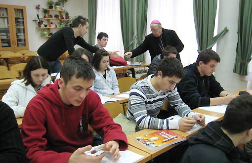 Biskup mons. dr. Mile Bogović posjetio je Obrtničku i tehničku školu Ogulin Biskup mons. dr. Mile Bogović posjetio je Obrtničku i tehničku školu Ogulin
