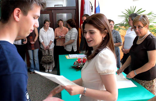 Ogulinski budući studenti dobili
svjedodžbe i potvrde o položenim ispitima državne mature Ogulinski budući studenti dobili svjedodžbe i potvrde o položenim
ispitima državne mature