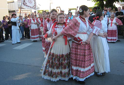 Revijalni
nastup KUD-ova učesnika Smotre - nedjelja, 6. lipnja 2010. Revijalni nastup
KUD-ova učesnika Smotre - nedjelja, 6. lipnja 2010.