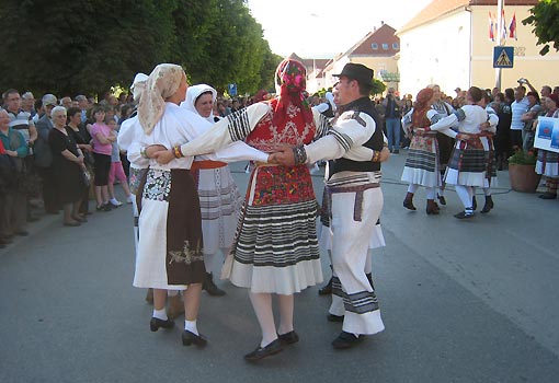 Revijalni
nastup KUD-ova učesnika Smotre - nedjelja, 6. lipnja 2010. Revijalni nastup
KUD-ova učesnika Smotre - nedjelja, 6. lipnja 2010.