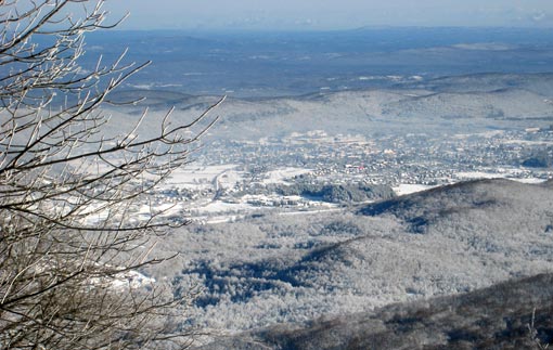 Pogled na Ogulin s Kleka Planinarska Nova na Kleku