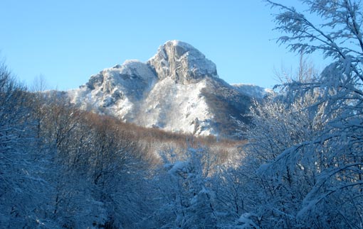 Pogled na Klek vozeći s Bjelskog prema Ogulinu Planinarska Nova na Kleku