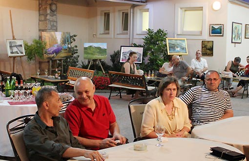 U atriju Hotela Frankopan otvorena je izložba umjetničkih radova Likovnog društva "Frankopan" U atriju Hotela Frankopan otvorena je izložba umjetničkih radova Likovnog društva "Frankopan"