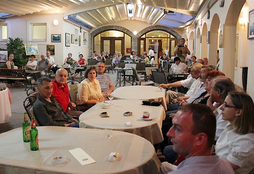 U atriju Hotela Frankopan otvorena je izložba umjetničkih radova Likovnog društva "Frankopan" U atriju Hotela Frankopan otvorena je izložba umjetničkih radova Likovnog društva "Frankopan"