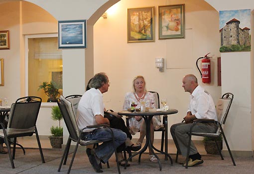 U atriju Hotela Frankopan otvorena je izložba umjetničkih radova Likovnog društva "Frankopan" U atriju Hotela Frankopan otvorena je izložba umjetničkih radova Likovnog društva "Frankopan"