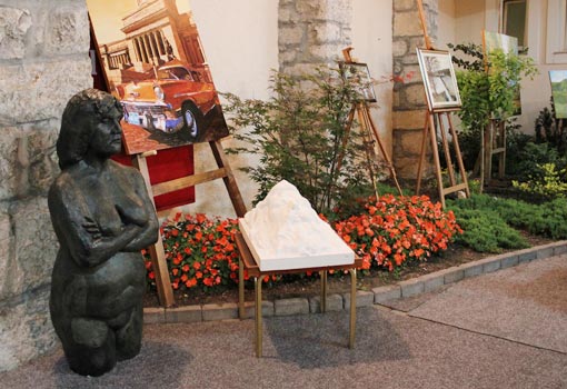 U atriju Hotela Frankopan otvorena je izložba umjetničkih radova Likovnog društva "Frankopan" U atriju Hotela Frankopan otvorena je izložba umjetničkih radova Likovnog društva "Frankopan"