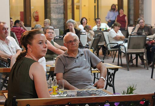 U atriju Hotela Frankopan otvorena je izložba umjetničkih radova Likovnog društva "Frankopan" U atriju Hotela Frankopan otvorena je izložba umjetničkih radova Likovnog društva "Frankopan"