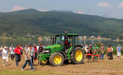 Uz jezero Sabljaci održano je 6. Natjecanje orača Karlovačke županije Uz jezero Sabljaci održano je 6. Natjecanje orača Karlovačke županije