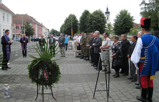 Povodom Dana državnosti Republike Hrvatske svečano položeni vijenci Povodom Dana državnosti Republike Hrvatske svečano položeni vijenci