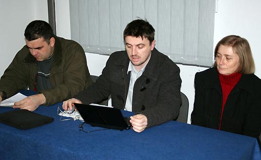 Radno predsjedništvo - Neven Vujnović, Siniša Ljubojević i Bogdanka Jerković Izborna Skupština Srpskog kulturnog društva Prosvjeta Ogulin
