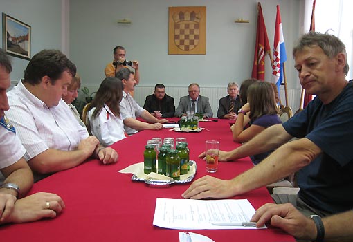 Prijem uspješnih ogulinskih sportaša kod
gradonačelnika Nikole Magdića Prijem uspješnih ogulinskih sportaša kod gradonačelnika Nikole
Magdića