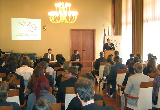 Učenici ogulinske Gimnazije postali zastupnici Europskog parlamenta mladih Učenici ogulinske Gimnazije postali zastupnici Europskog parlamenta mladih