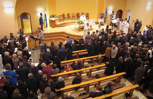 Župljani Župe Sv. Križa bili na svetoj misi u novoj crkvi Bl. Alojzija Stepinca Župljani Župe Sv. Križa bili na svetoj misi u novoj crkvi Bl. Alojzija Stepinca