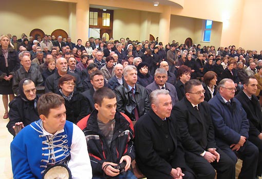 Župljani Župe Sv. Križa bili na svetoj misi u novoj crkvi Bl.
Alojzija Stepinca Župljani Župe Sv. Križa bili na svetoj misi u
novoj crkvi Bl. Alojzija Stepinca