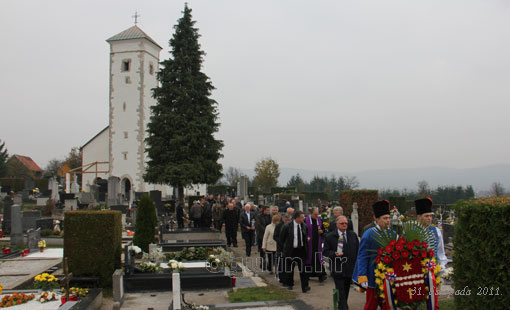 Zapaljene svijeće i položeni vijenci povodom Svih svetih