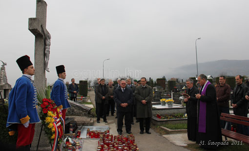 Zapaljene svijeće i položeni vijenci povodom Svih svetih