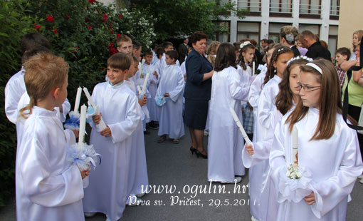 Učenici trećih
razreda Župe sv. Križa prvi puta se pričestili Učenici trećih
razreda Župe sv. Križa prvi puta se pričestili