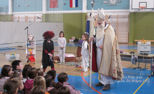 Sv. Nikola darivao djecu ogulinskih osnovnih skola i male pacijente Opce bolnice Ogulin