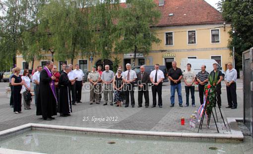 Svečano položen vijenac  i zapaljene svijeće za Dan državnosti