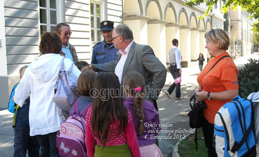 Gradonačelnik sa djecom na oslikavanju pločnika 