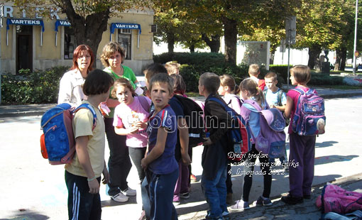 Gradonačelnik sa djecom na oslikavanju pločnika 