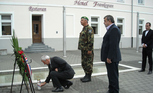 Vijenac i svijeće za Dan državnosti