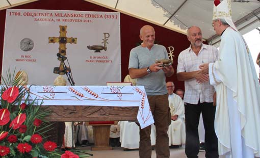 Svjetlo vjere iz Konstantinove uljanice iz Siska za svetište Gospe od Čudesa u Oštarije i Milano