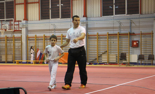 Ogulinac Niko Oskoruš brončani na međunarodnom juniorskom gimnastičkom natjecanju u Novom Sadu