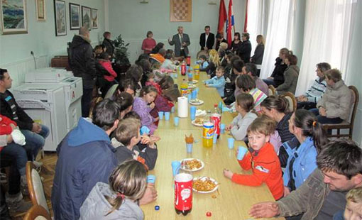 Djeca i roditelji na božićnom prijemu kod gradonačelnika 